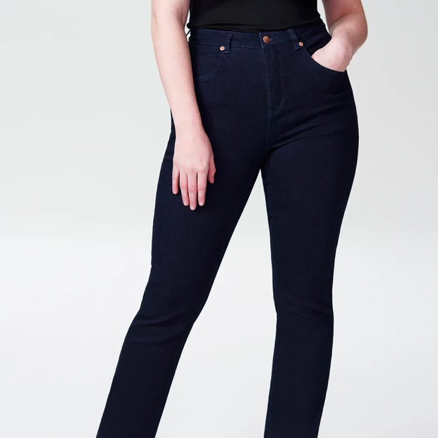 modelo con jeans negros