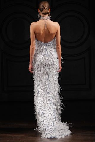 La imagen puede contener Ropa Ropa Vestido de noche Bata Moda Persona humana Vestido de novia y boda