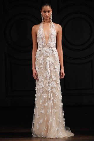 La imagen puede contener Ropa Vestimenta Bata Vestido de noche Vestido de moda Persona humana Vestido de novia Boda y vestido