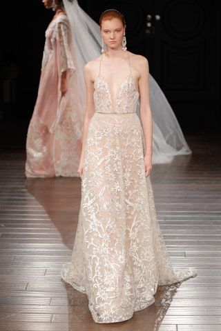 La imagen puede contener Ropa Ropa Vestido de novia Vestido de moda de boda Bata Persona humana Vestido de noche y mujer