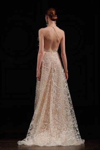 La imagen puede contener Ropa Vestimenta Bata Moda Vestido de noche Vestido de boda Vestido de novia Humano Mujer y persona