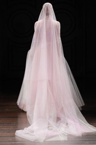 La imagen puede contener Ropa Vestimenta Vestido de velo Vestido de novia Moda y vestido de novia