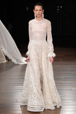 La imagen puede contener Ropa Vestimenta Bata Vestido de noche Vestido de moda Persona humana Vestido de boda y boda