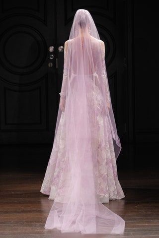 La imagen puede contener Ropa Vestimenta Vestido de noche Vestido Bata Moda Vestido de novia Boda Humano y persona