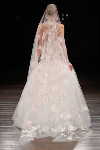 La imagen puede contener Ropa Vestimenta Traje de boda Moda Vestido de novia Vestido humano y persona