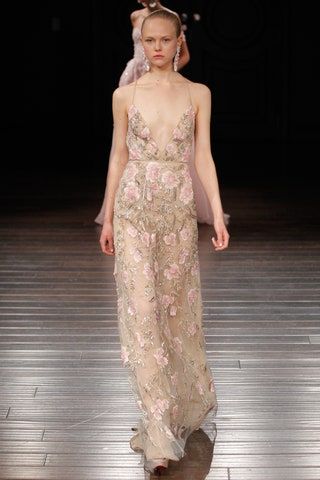 Esta imagen puede contener ropa, vestido, velo, vestido de boda, moda, y vestido de novia