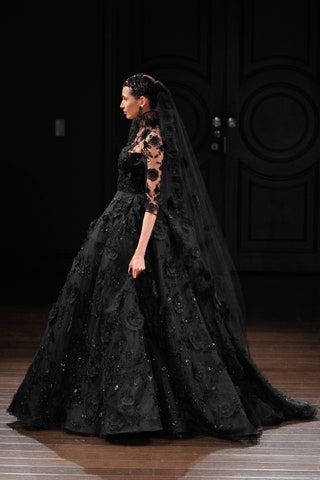Esta imagen puede contener ropa, vestido, velo, vestido de boda, moda, y vestido de novia