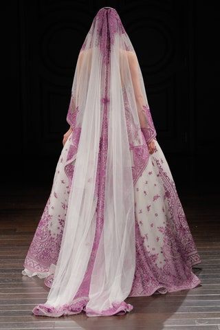 La imagen puede contener Ropa Vestimenta Vestido de noche Bata Bata Moda Vestido de novia Boda Mujer y velo