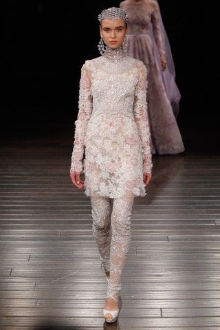 La imagen puede contener Ropa Vestimenta Manga Bata Vestido de noche Vestido de moda Manga larga Persona humana y vestido