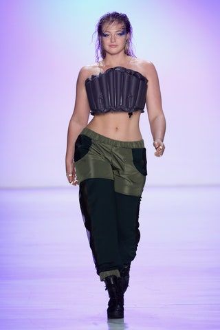 La imagen puede contener prendas y prendas de vestir de moda para personas humanas