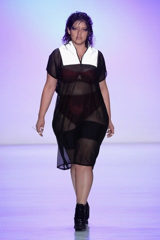 La imagen puede contener Persona humana Ropa Vestimenta Moda Vestido de noche Vestido Robe Denise Bidot y Runway