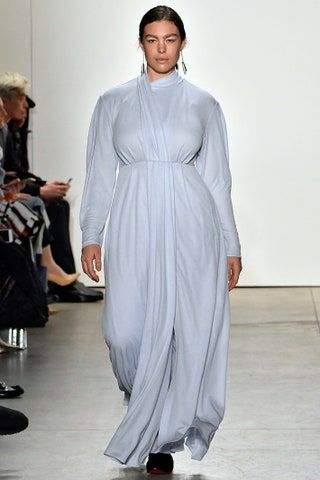 La imagen puede contener Persona humana Ropa Vestimenta Zapato Calzado Moda Vestido de noche Vestido y bata