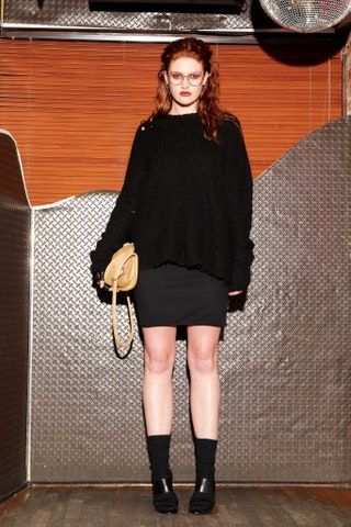 Esta imagen puede contener ropa, ropa, persona humana, calzado, manga de zapato y mujer.