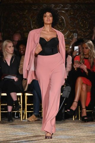 La imagen puede contener Persona humana Moda Ropa Vestimenta Pasarela Calzado Calzado Premiere y Eglantine Rembauville
