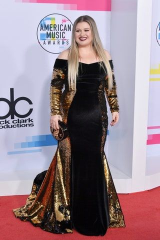 La imagen puede contener Kelly Clarkson Estreno Moda Alfombra roja Alfombra roja Estreno Persona humana Vestimenta