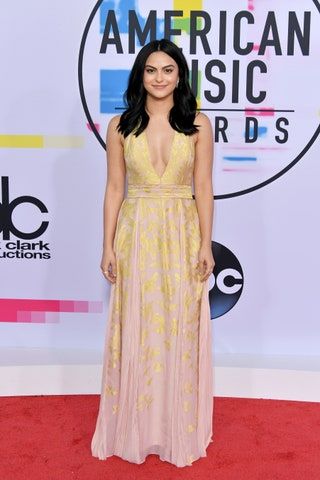 La imagen puede contener Persona humana Estreno de moda Alfombra roja Estreno de alfombra roja Ropa Vestido y vestido de novia