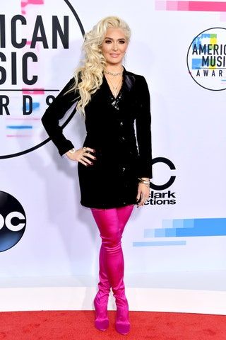 La imagen puede contener Ropa Ropa Erika Jayne Persona humana Manga larga Calzado Calzado y moda