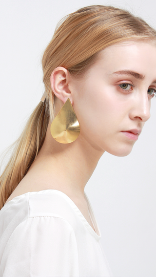 Kuva saattaa sisältää Human Person Accessories Accessory Jewelry and Earring