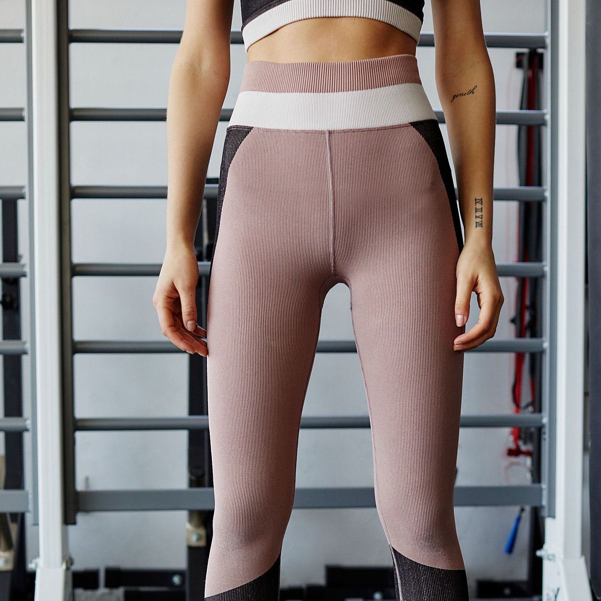 La imagen puede contener: ropa, indumentaria, pantalones, calzado, calzado, humano, persona y mallas