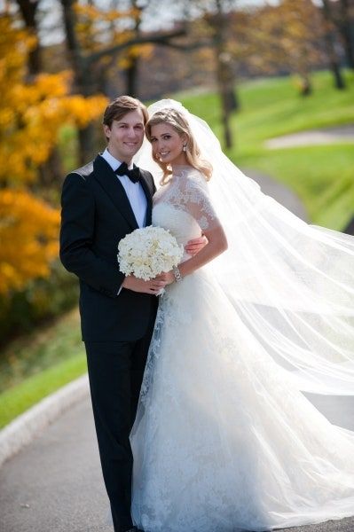 Bild könnte enthalten Jared Kushner Kleidung Kleidung Menschliche Person Hochzeitsrobe Modekleid Hochzeitskleid und Braut