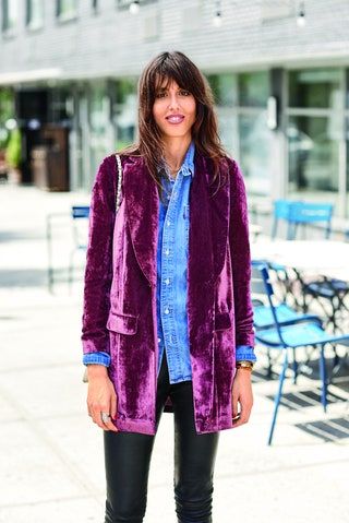 Esta imagen puede contener la manga de la capa del abrigo de la persona humana de la ropa de la ropa y la manga larga