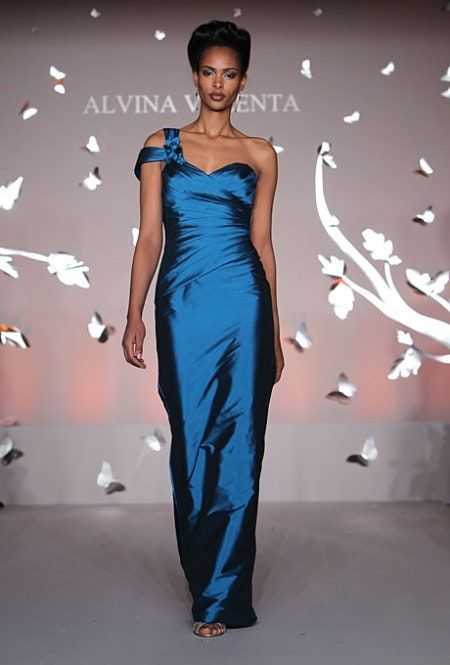 Kujutis võib sisaldada Kleit Riietus Rõivad Õhtukleit Moekleit Rüü Inimene Naine ja naine