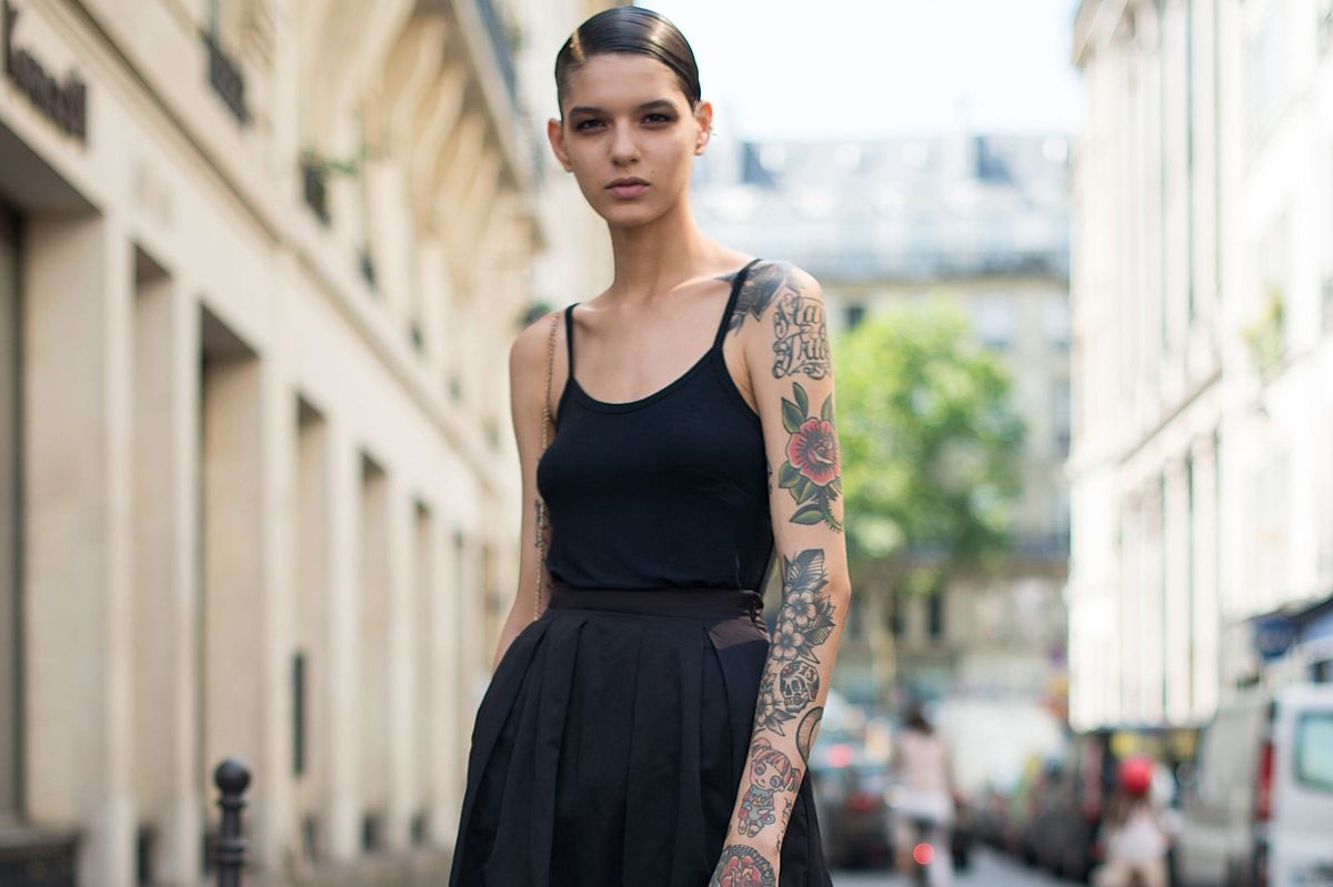 La imagen puede contener ropa y ropa de tatuaje de persona humana de piel