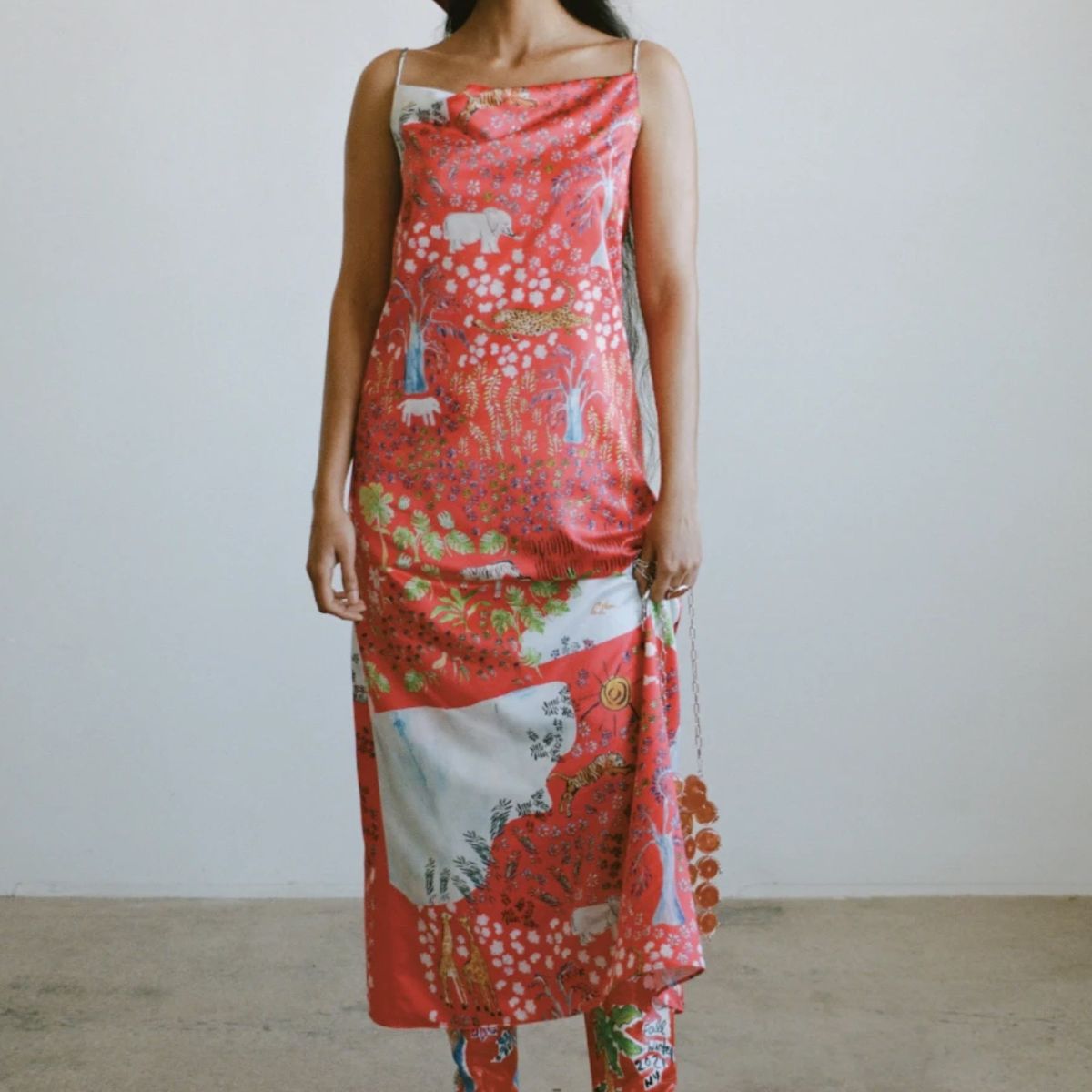 modelo con vestido rojo maxi slip