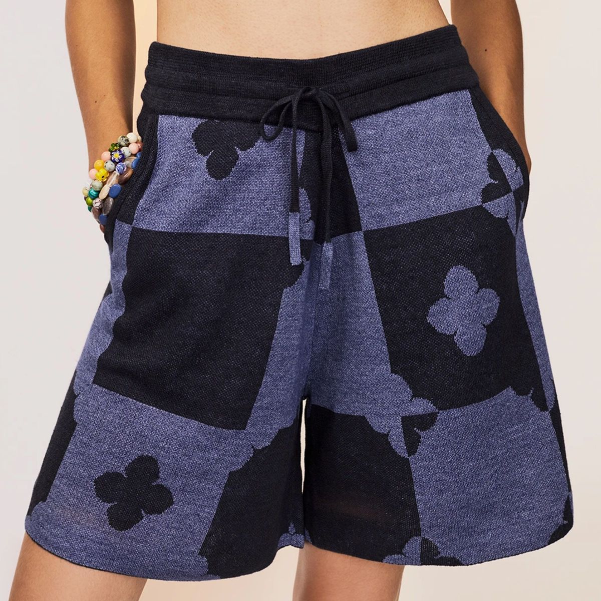 modelo vistiendo pantalones cortos negros y azul marino
