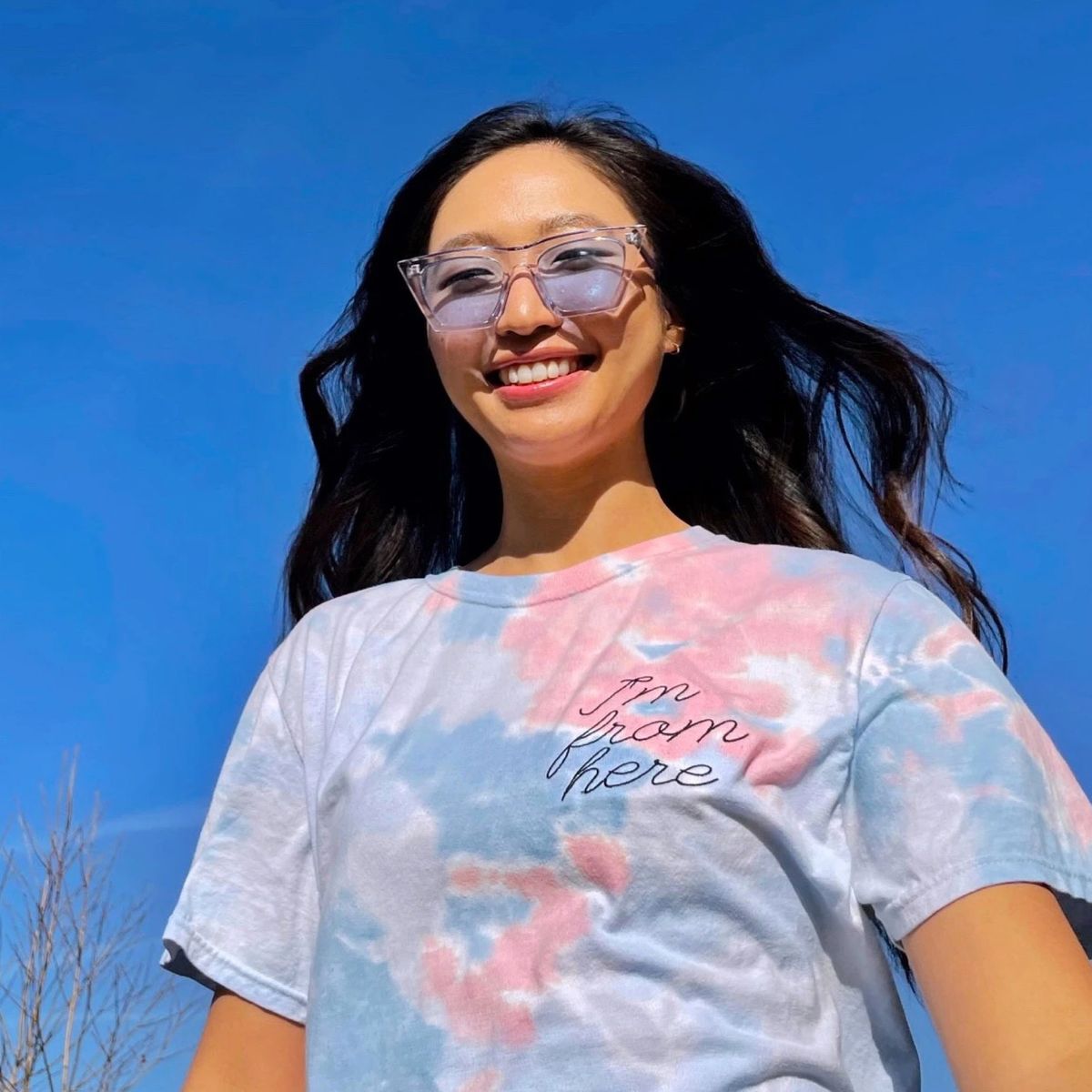 modelo vistiendo camiseta tie dye rosa y azul