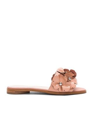 Esta imagen puede contener ropa, calzado y sandalias.