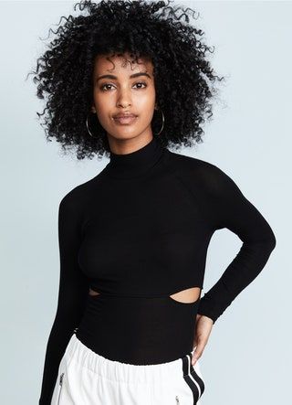 La imagen puede contener Ropa Manga Larga Cabello Persona humana y vestido