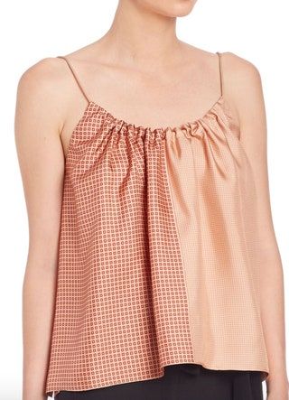 Esta imagen puede contener ropa, ropa, blusa, humano y persona.