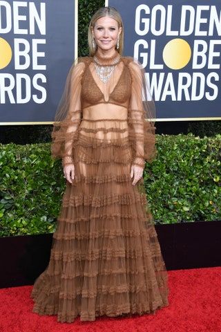La imagen puede contener Gwyneth Paltrow Fashion Premiere Human Person Falda Ropa y prendas