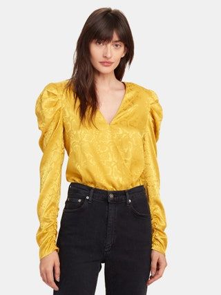 La imagen puede contener Ropa Ropa Blusa Persona humana y manga