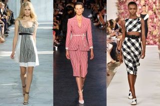 画像には、サスキア・デ・ブラウの衣料品アパレル人間の女性の人のドレスの女性アンナ・エワーズとフラヴィアナ・マタタが含まれている可能性があります