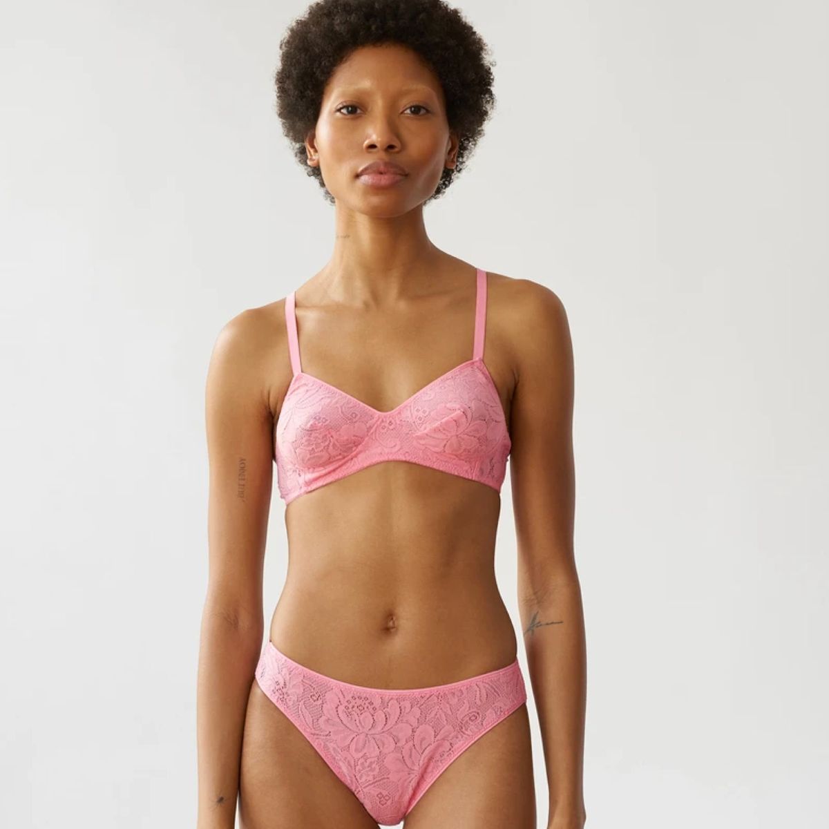 modelo con bralette de encaje rosa