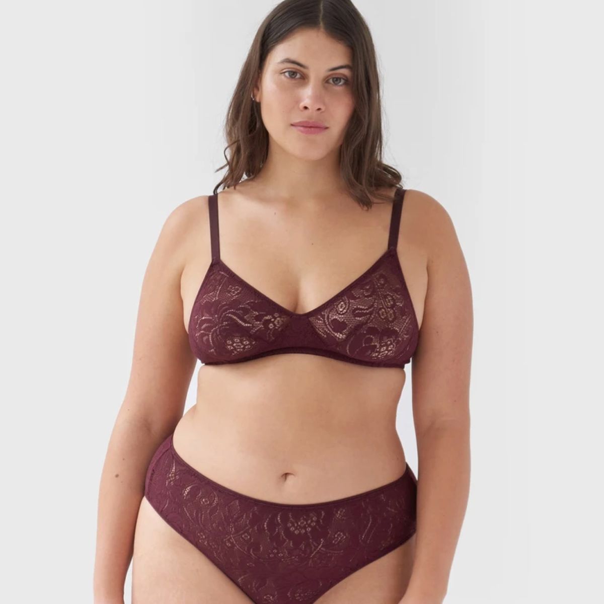 modelo con sujetador de encaje marrón y ropa interior a juego