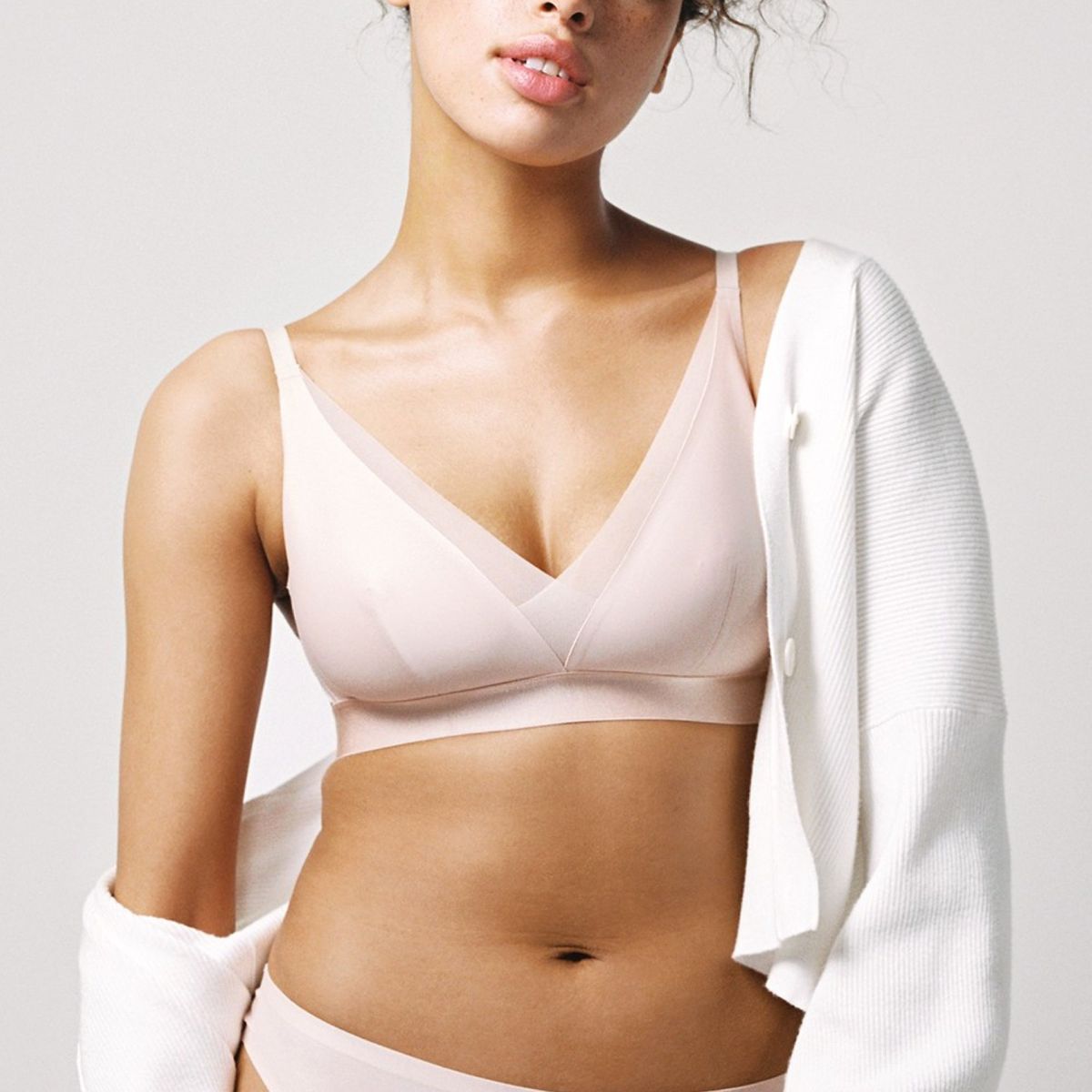 modelo con sujetador rosa claro