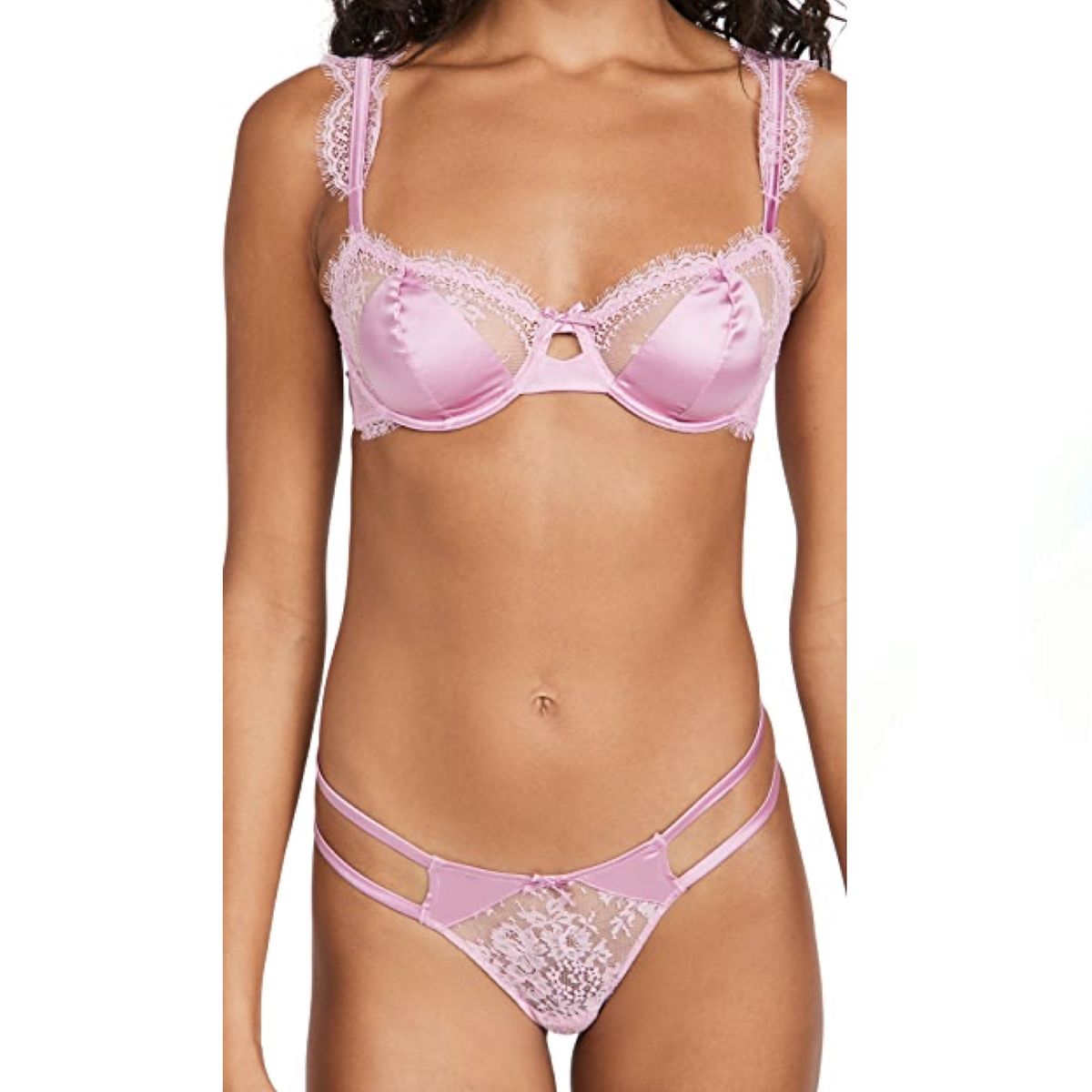 modelo con sujetador de encaje rosa