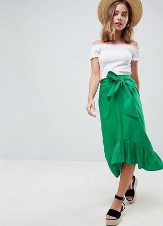 La imagen puede contener Ropa Vestir Falda Mujer Persona humana Mujer y Vivian Jovanni