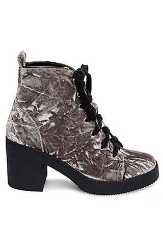 Dieses Bild kann Kleidung, Kleidung, Schuhe, Sandalen und Schuhe enthalten