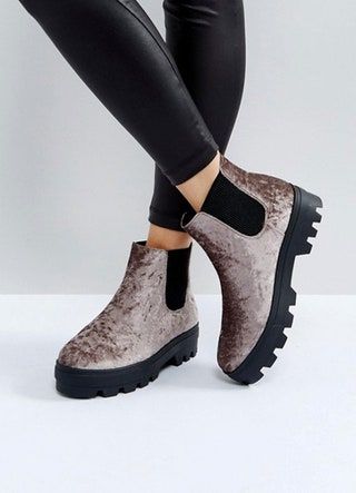Bild kann Kleidung Bekleidung Schuhe High Heels und Schuhe enthalten