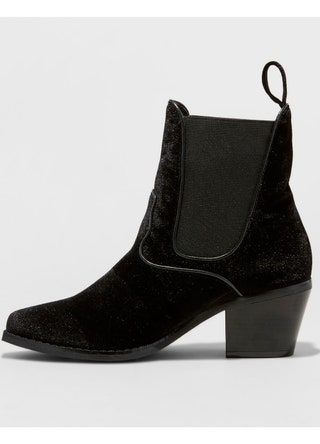 Dieses Bild kann Kleidung, Kleidung, Schuhe und Stiefel enthalten