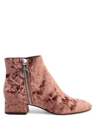 Dieses Bild kann Kleidung, Kleidung, Schuhe und Stiefel enthalten