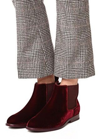 Dieses Bild kann Kleidung Kleidung Schuhe Rock Schuh Mensch und Person enthalten