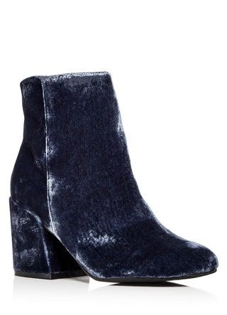 Dieses Bild kann Kleidung, Kleidung, Schuhe, Socken, Schuhe und Wildleder enthalten