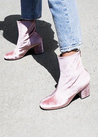 Bild kann enthalten Kleidung Bekleidung Schuhe Cowboystiefel Stiefel Mensch und Person