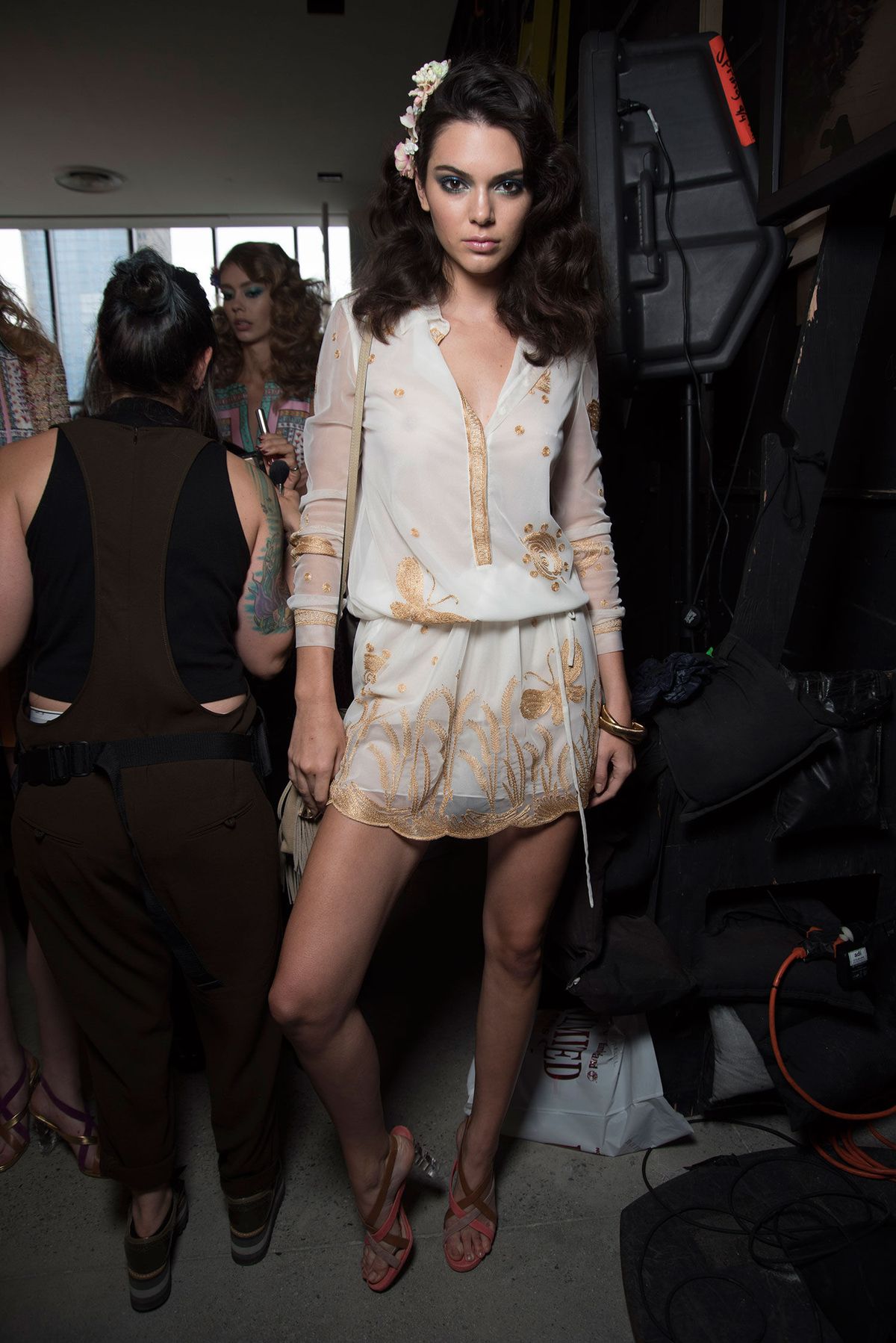 Bild könnte Kendall Jenner enthalten Mensch Kleidung Bekleidung Mode Schuhe und Schuhe