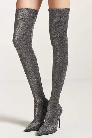 La imagen puede contener Ropa Ropa Pantalones Calzado Calzado Persona humana y medias